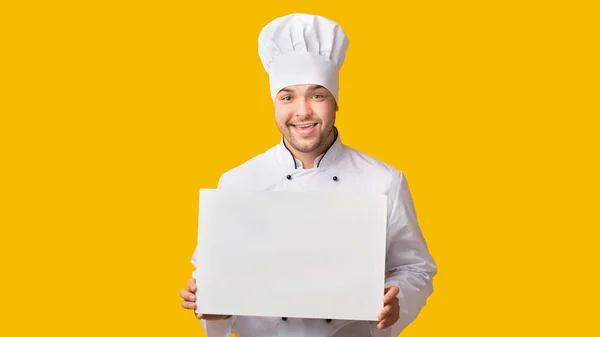 Профессиональный шеф-повар демонстрирует чистый плакат на камеру, студийный снимок, панораму — стоковое фото