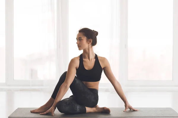 Adatto ragazza che pratica yoga guardando lo spazio copia — Foto Stock