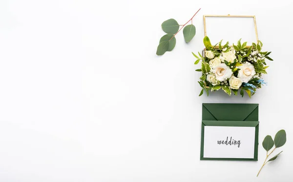 Sobre verde artesanal con hermosa postal con texto de invitación —  Fotos de Stock