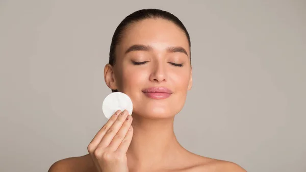 Routine quotidienne de soins de la peau. Fille démaquillage avec coton pad — Photo