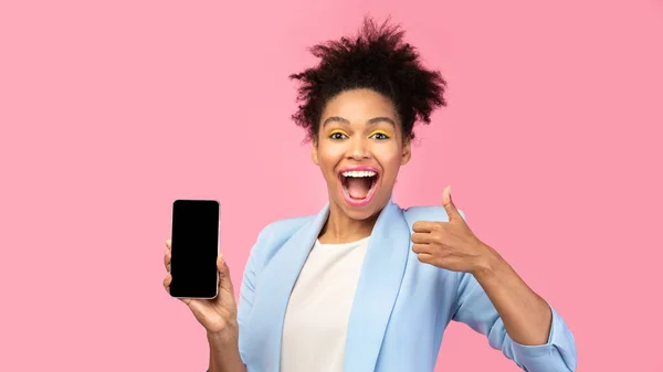 Afrofrau zeigt leeren schwarzen Handybildschirm — Stockfoto