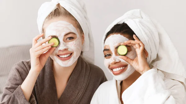 Foto panorámica de novias sonrientes haciendo procedimientos de cuidado facial — Foto de Stock