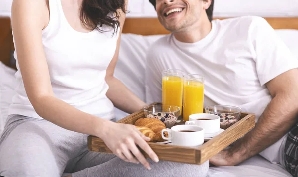 Jeune couple marié appréciant le petit déjeuner au lit — Photo