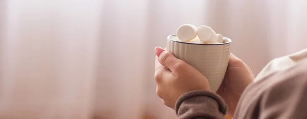 Mani calde donna con tazza di cioccolata calda, panorama — Foto Stock