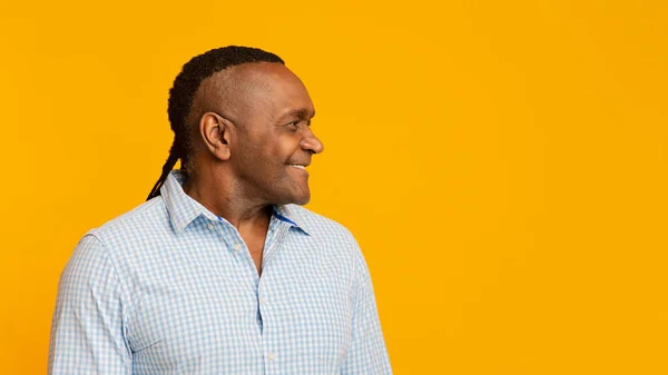 Positieve volwassen afro-Amerikaanse man op zoek naar lege ruimte — Stockfoto
