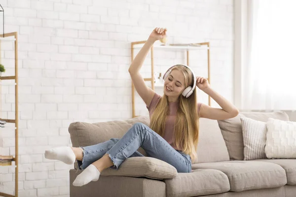 Gioiosa ragazza che ascolta musica e danza a casa — Foto Stock
