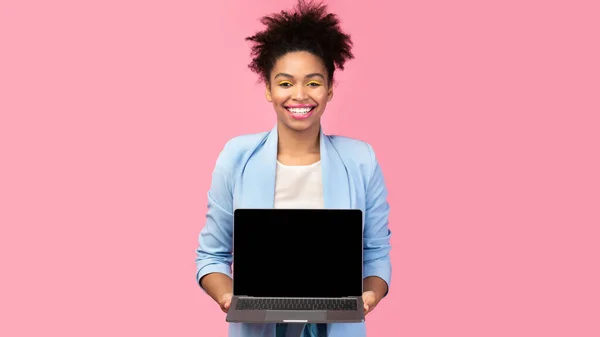 Felice ragazza nera mostrando nero schermo del computer vuoto — Foto Stock