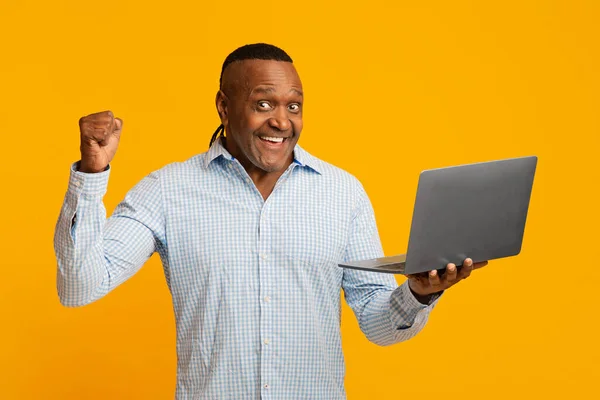 노트북을 사용하여 성공을 누리고 있는 장성한 아프리카 계 미국인 — 스톡 사진