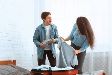 Bavul hazırlıyorum. Sevgili çift yolculuğa hazırlanıyor.