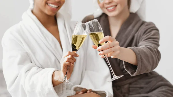 Ritagliato di due signore multietniche tifo con bicchieri di champagne — Foto Stock