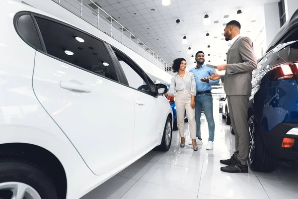 Spouses Choosing Auto With Seller In Luxury Dealership Center — 스톡 사진
