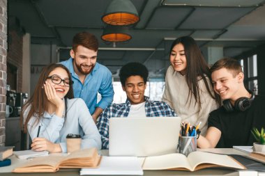 Eğitim konsepti. Çok uluslu gençler grup çalışmasından zevk alıyor