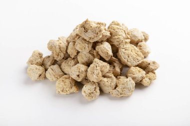 Beyazın üzerine izole edilmiş kurumuş desenli soya eti yığını.