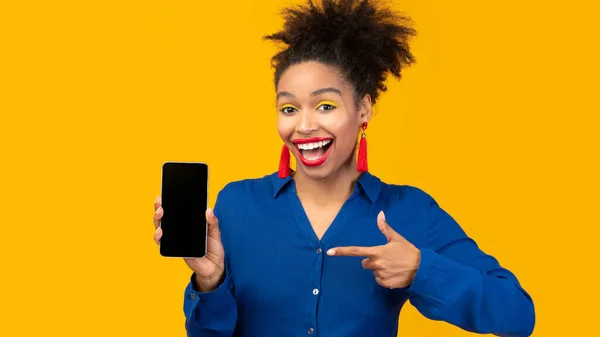 Black girl showing blank cell phone screen — Stock Photo, Image