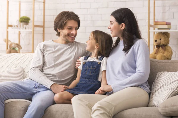 Joven hombre y mujer vinculándose con su pequeña hija en casa — Foto de Stock