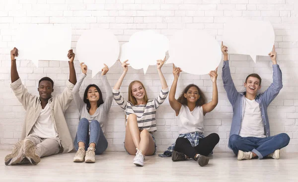 Grupo alegre de amigos multirraciales sosteniendo burbujas de comunicación —  Fotos de Stock