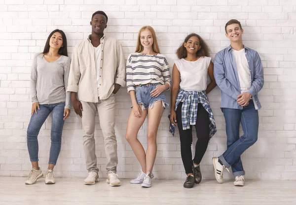 Grupo de estudiantes internacionales hipsters posando sobre pared blanca —  Fotos de Stock