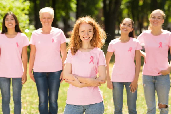 Voluntario de cáncer de mama de pie con grupo de mujeres en el parque — Foto de Stock