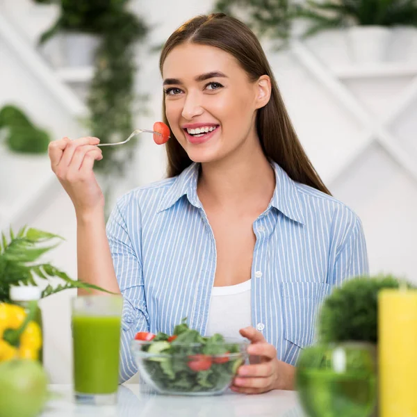 Concepto de dieta. Chica joven comiendo ensalada de verduras frescas —  Fotos de Stock