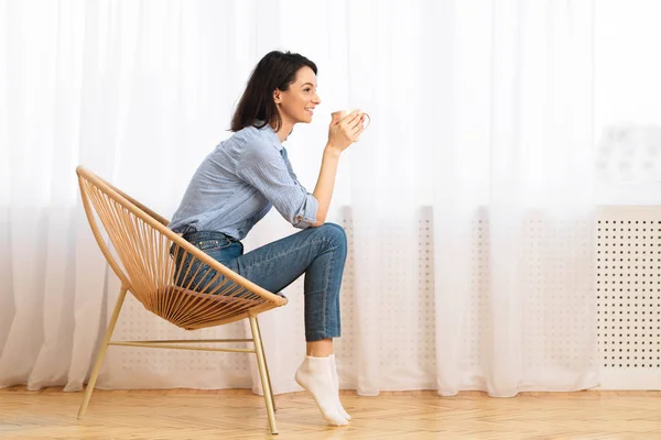 European Girl Sitting In Modern Chair Enjoying Morning Coffee — Stockfoto