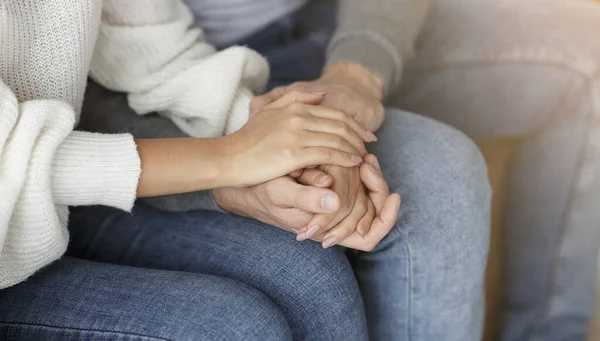 Unrecognizable Couple Holding Hands Sitting On Couch Indoor, Cropped — 스톡 사진