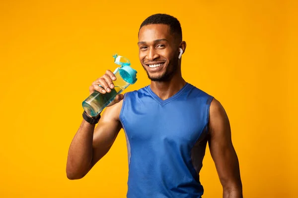 Healthy black sports guy drinking mineral water — Stockfoto