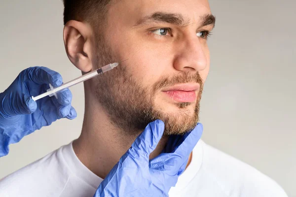 Docteur qui fait une injection de beauté. Procédure anti-âge — Photo