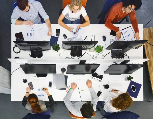 Visão superior do grupo de negócios que trabalha com computadores no escritório — Fotografia de Stock