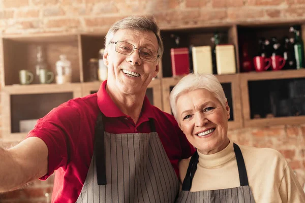 Cheerful Aged Couple Posing For Selfie In Kitchen — Φωτογραφία Αρχείου