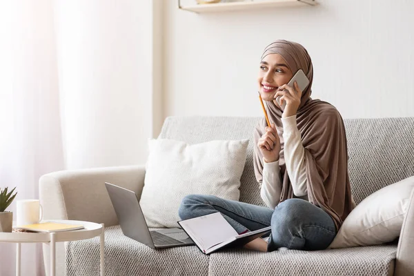 Muslim Girl Talking On Cellphone At Home, Making Work Interview Appointment — Stok Foto