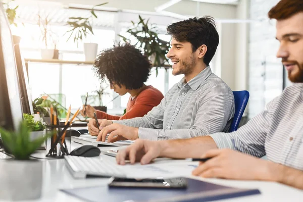 Colegas trabajando frente a ordenadores en el espacio de coworking —  Fotos de Stock