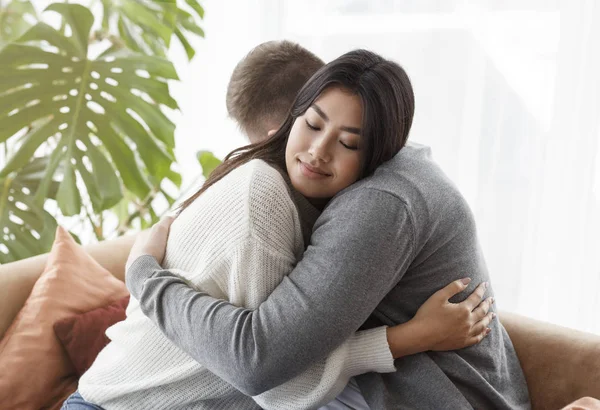 Amour conjoints étreinte après couple thérapie assis dans psychologues bureau — Photo