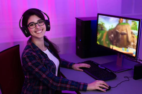 Gamer chica en PC sonriendo a la cámara sentado en casa —  Fotos de Stock