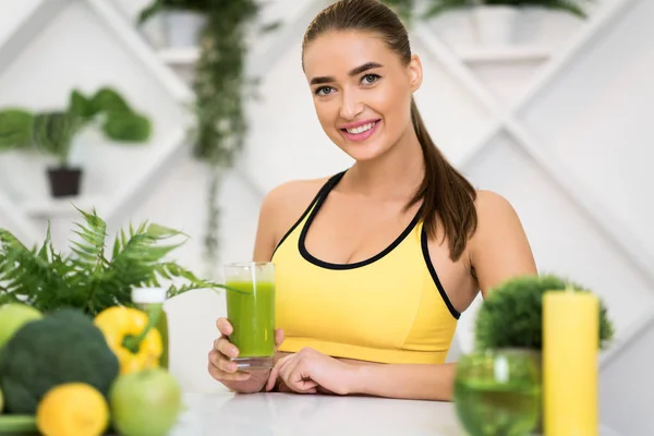 Nutrição desportiva. Menina animado segurando vidro com bebida desintoxicação verde — Fotografia de Stock