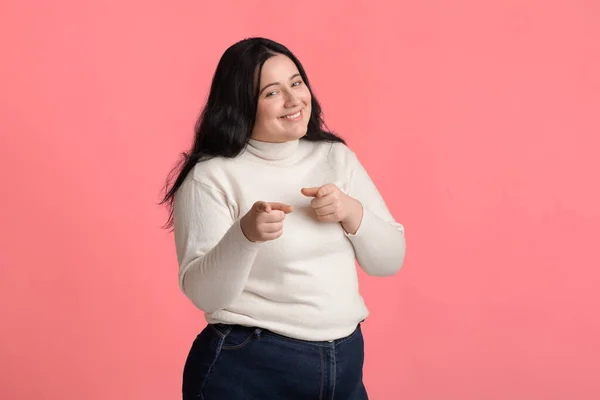 Positive Oversize Girl Pointing Fingers At Camera, Posing On Pink Background — Φωτογραφία Αρχείου