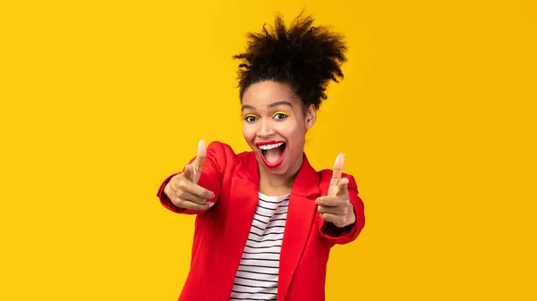 Mulher negra feliz escolhendo você sobre fundo amarelo — Fotografia de Stock