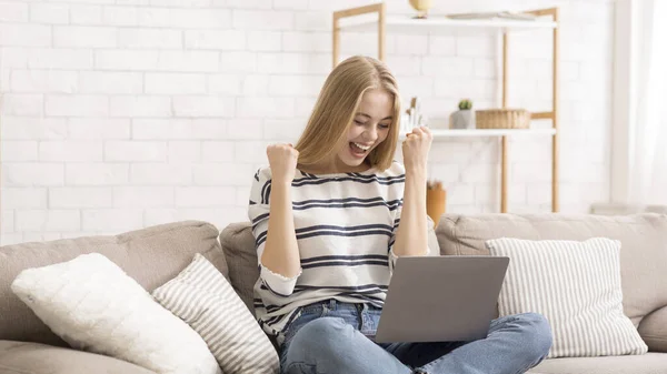 Emotional young girl looking at laptop screen — Stok fotoğraf