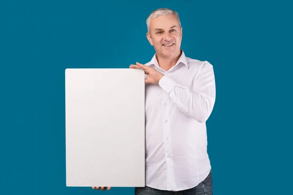 Portrait of elderly man holding blank placard — Stock Fotó