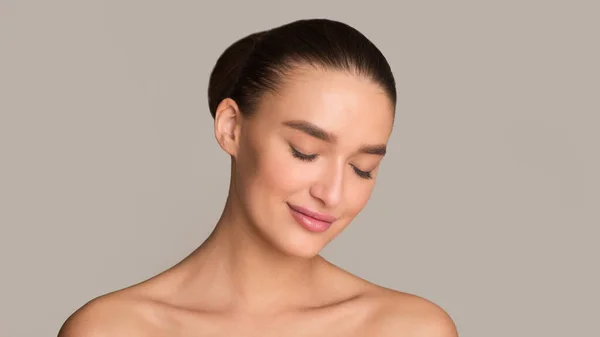 Beautiful girl face with closed eyes and perfect skin — Stock Photo, Image