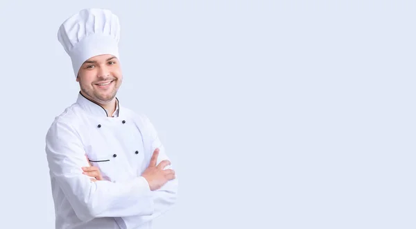 Chico cocinero de pie cruzando las manos posando sobre fondo blanco, Panorama — Foto de Stock