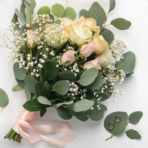 Matrimonio sposa bouquet di rose color crema — Foto Stock