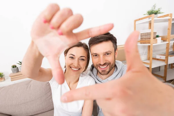 Overjoyed couple taking selfie with hand frame gesture — Stock Fotó