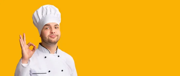 Professional Chef Gesturing OK Posing On Yellow Background, Panorama — Stock fotografie