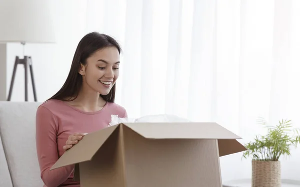 Young woman received purchase ordered via internet — Stockfoto