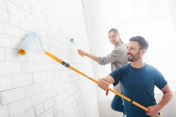 Wife and husband renovating their new house painting walls — Φωτογραφία Αρχείου