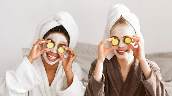 Señoras en batas de baño y mascarillas que cubren los ojos con aguacate — Foto de Stock