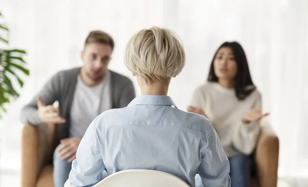 Unrecognizable Psychologist Listening To Unhappy Spouses Sitting In Office, Back-View — Stockfoto
