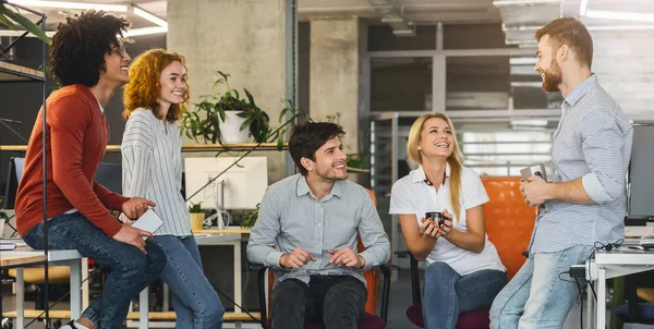 Amigável jovem equipe de negócios conversando durante o coffee break — Fotografia de Stock