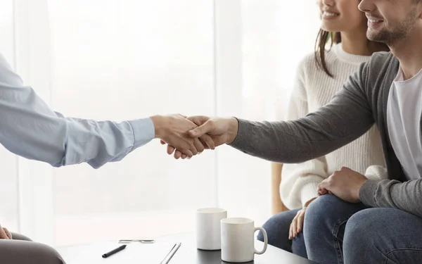 Couple And Psychologist Shaking Hands After Therapy In Office, Cropped — Stock Photo, Image