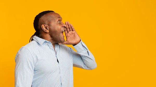 Mature african man shouting aside at free space — Stockfoto